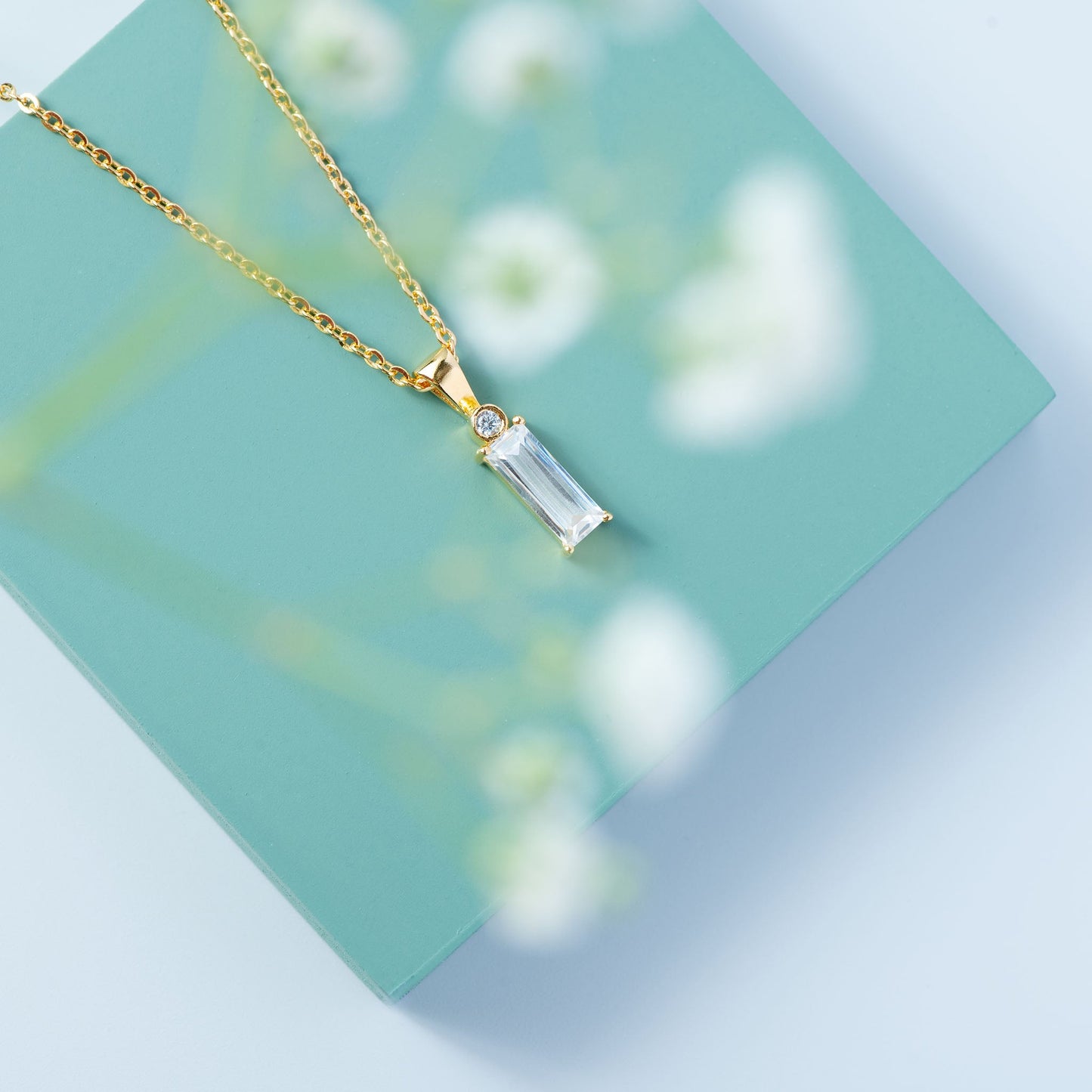 Timeless Emerald Elegance Pendant (Gold)
